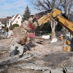 Das Ungeheuer nagt am Gemeindesaal - Abbruchzange im Einsatz